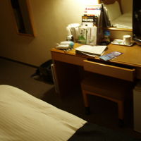 机はないに等しく、椅子は背もたれなし。