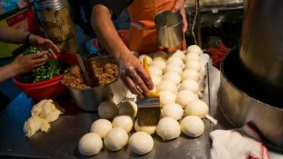 人気店なだけ有ってもの凄い人だかりです。