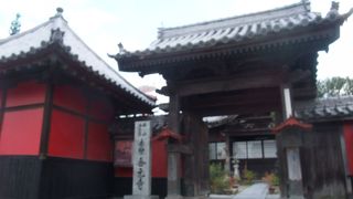 目を引く赤壁の寺