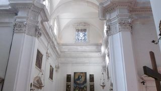 シンプルな祭壇の壁に