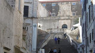 小高いところにある教会