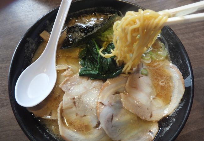 休日はどちらも混む2軒のラーメン屋