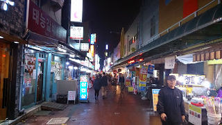 一歩路地裏に入っても活気があります。