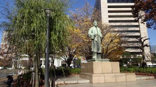 和気清麻呂の銅像と震災イチョウがあるちっぽけな広場