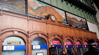 フランス語ではバール。