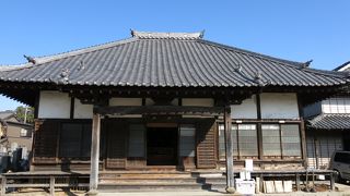 路地風の参道が印象的