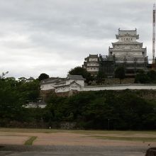 姫路城とクレーン。このコラボは当分見れません。