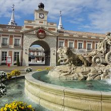 建物２階の左右２つずつからキャラクターが登場します。