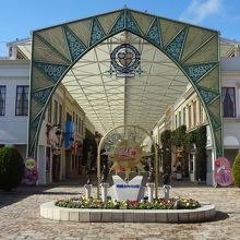 正面ゲートから入ってすぐの所