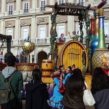 パレード中。ファンサービスがすごい！