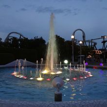 ライトアップされた噴水