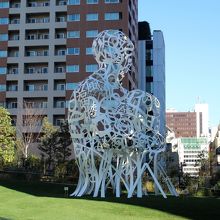 オーバル広場の大型彫刻「ルーツ」