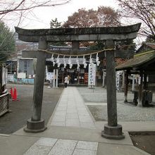 この角度からだと「熊野神社」らしいのですが…
