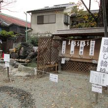 右手は「輪投げ社」、左手には「銭洗弁財天」と何でもあり 