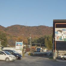 入口風景。混雑時は少し下の第二駐車場へ。