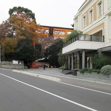 大きな「氷川会館」の裏手に、これまた大きな大鳥居