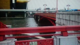 観光客がたくさんの橋