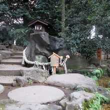 左手には戌(犬)に似ているところから名付けられた「戌岩」 