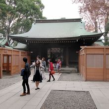 「本殿」入口です 