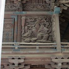 「本殿」腰廻りには江戸堀の彫刻…こちらは源義家