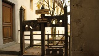 入口前の展示物で記念写真