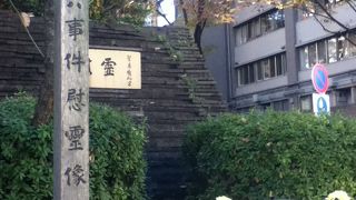 税務署の敷地の隅にひっそりと佇んでいる