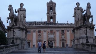 小高い丘にありあまり目立ちませんが有名です。