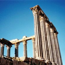 イベリア半島で一番保存状態のよいローマ神殿だそうです