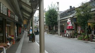 大きな人形や招き猫が置かれています