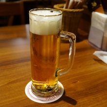 これは中ジョッキ。一杯で1000円近い。