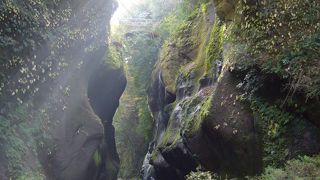 切り立った渓谷が印象的　由布川渓谷（猿渡）