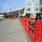 防府天満宮正面の橋　らんかん橋　門前町の商店街が続きます。