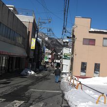 快晴の鳴子温泉、昨日の大雪は道路の側面に積み上げられています