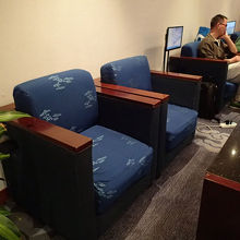 座ると前にズリ落ちてしまう、ガタがきているソファ。