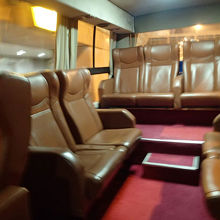 搭乗機までの送迎バスは昭和バブルな雰囲気。