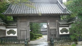 堂々たるお屋敷は外から見るだけでも価値がある