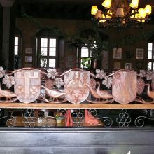 ワイン産地の様々な町の紋章を刻んだ木板が席を飾る