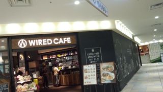 どの時間帯も、食事もカフェもバラエティ豊富。パソコン持ち込んでる人多数