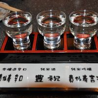 夕食は、まず日本酒飲み比べ