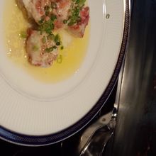 コースのタラバガニはバターレモンで。12のコースでした