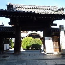 門跡寺院らしい立派な門がまえ