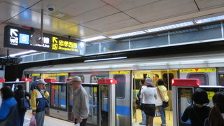 鉄道、商業テナントなんでもある大型の駅