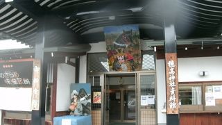 船形山車や道祖神が展示されています
