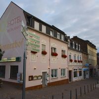 駅からの道は、写真右奥から手前に来ます。