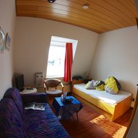 ベッドやドアなど美しい木で作られていて驚きました。