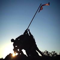 ここまで徒歩15分。見学者がバスで続々来る広い公園です。