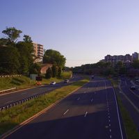 右側がホテル、左手前（写真外)が硫黄島の公園