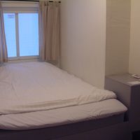 どうせ狭いのだから、ベッドはめい一杯大きいのを、的な。。。