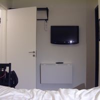 テレビの下に折りたたみ式のテーブル。ドアには姿見がある