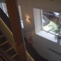 窓を開けると、この眺め。衝撃の珍百景！？